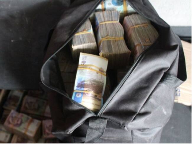 Imagen referencia maletín lleno de dinero