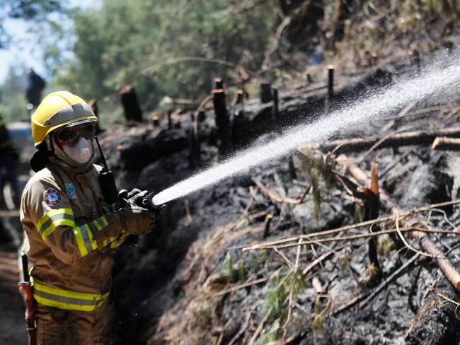Bombero en emergencia por incendios | Foto: EFE