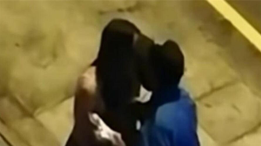 En Perú suspenden a un policía que en lugar de detener a una mujer, terminó besándola. Foto: Captura de video: Canal de YouTube/Buen día Perú