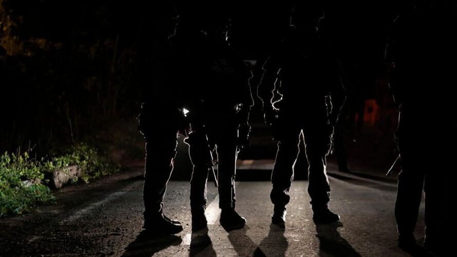 Dos hombres se hicieron pasar como integrantes de las Fuerzas Militares para engañar comerciantes. Foto: Getty Images