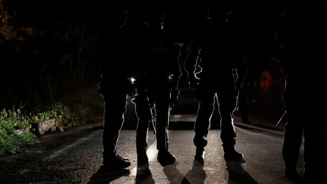 Dos hombres se hicieron pasar como integrantes de las Fuerzas Militares para engañar comerciantes. Foto: Getty Images