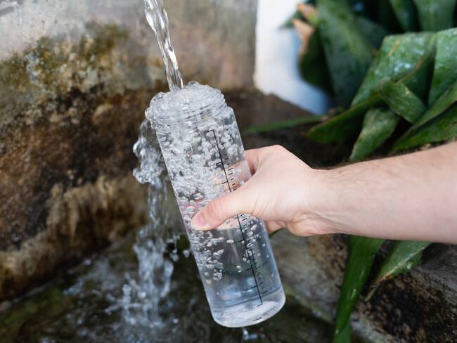 Imagen de referencia de persona recogiendo agua. Foto: Getty Images