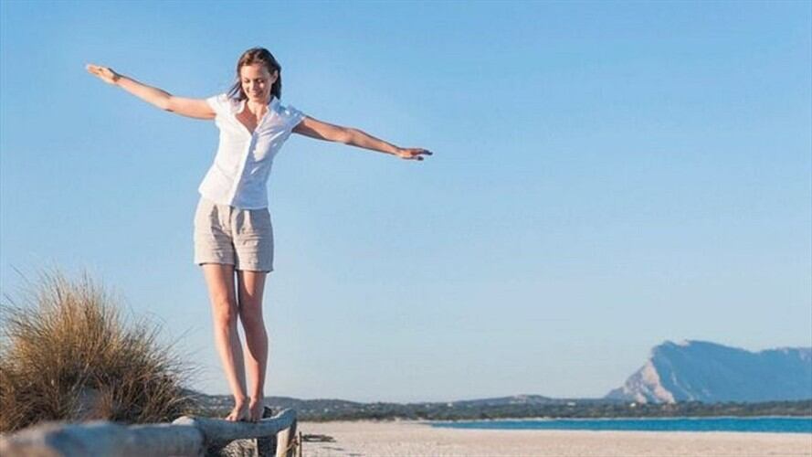 Mejora tu equilibrio con estos 12 simples ejercicios que puedes hacer en tu casa.. Foto: BBC Mundo