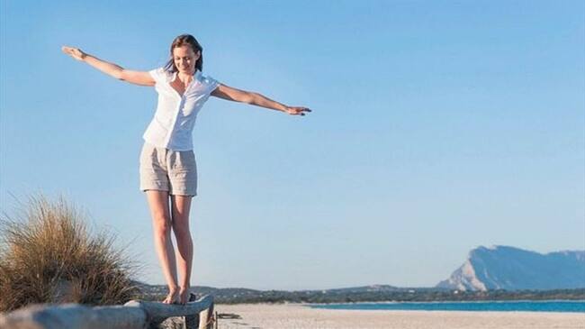 Mejora tu equilibrio con estos 12 simples ejercicios que puedes hacer en tu casa.. Foto: BBC Mundo