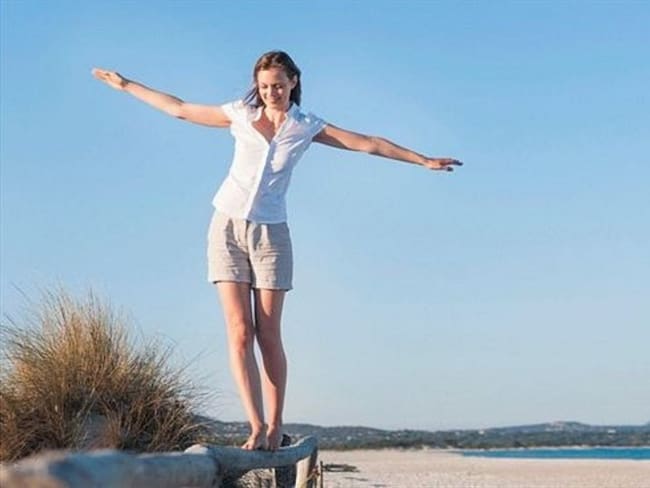 Mejora tu equilibrio con estos 12 simples ejercicios que puedes hacer en tu casa.. Foto: BBC Mundo