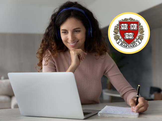 Mujer usando su computador para estudiar en línea. En el círculo, logo de la Universidad de Harvard (Fotos vía GettyImages)