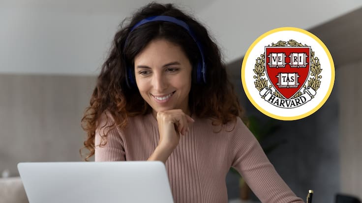 Mujer usando su computador para estudiar en línea. En el círculo, logo de la Universidad de Harvard (Fotos vía GettyImages)