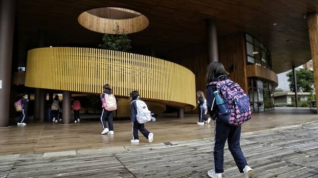 Las mayores variaciones se presentaron en las divisiones Educación (3,56%) y Prendas de vestir y calzado (1,82%). Foto: Colprensa