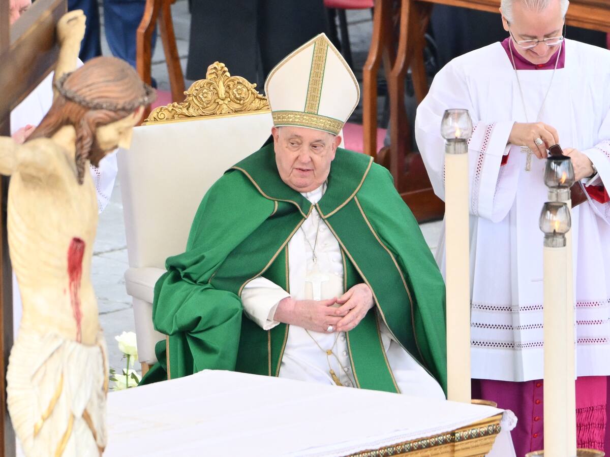 El papa cumple un mes hospitalizado y llega “estable” pero con una “lenta” recuperación