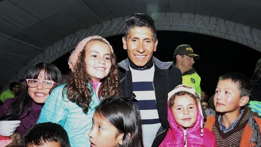 Nairo Quintana fue el encargado de entregar regalos a niños de bajos recursos junto a la primera dama del departamento, Daniela Assis. Foto: Redacción W Radio