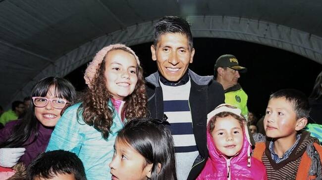 Nairo Quintana fue el encargado de entregar regalos a niños de bajos recursos junto a la primera dama del departamento, Daniela Assis. Foto: Redacción W Radio
