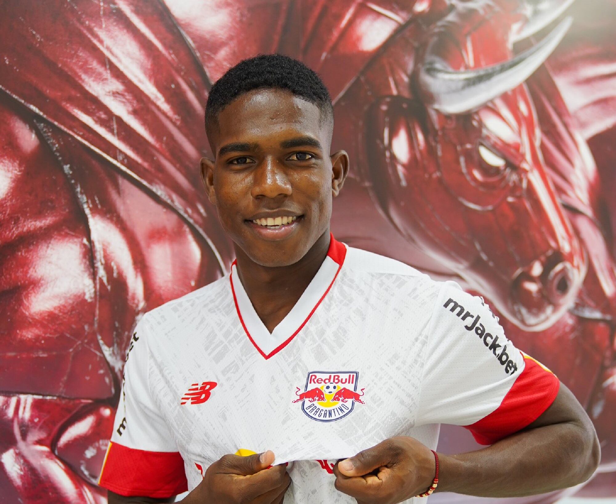 Henry Mosquera presentado en el Bragantino de Brasil. Foto: Twitter oficial Bragantino.