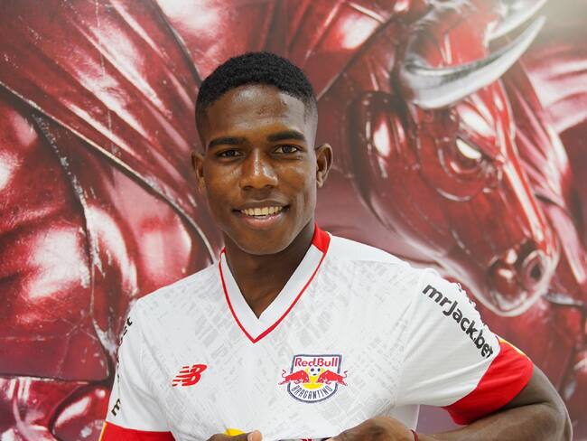 Henry Mosquera presentado en el Bragantino de Brasil. Foto: Twitter oficial Bragantino.