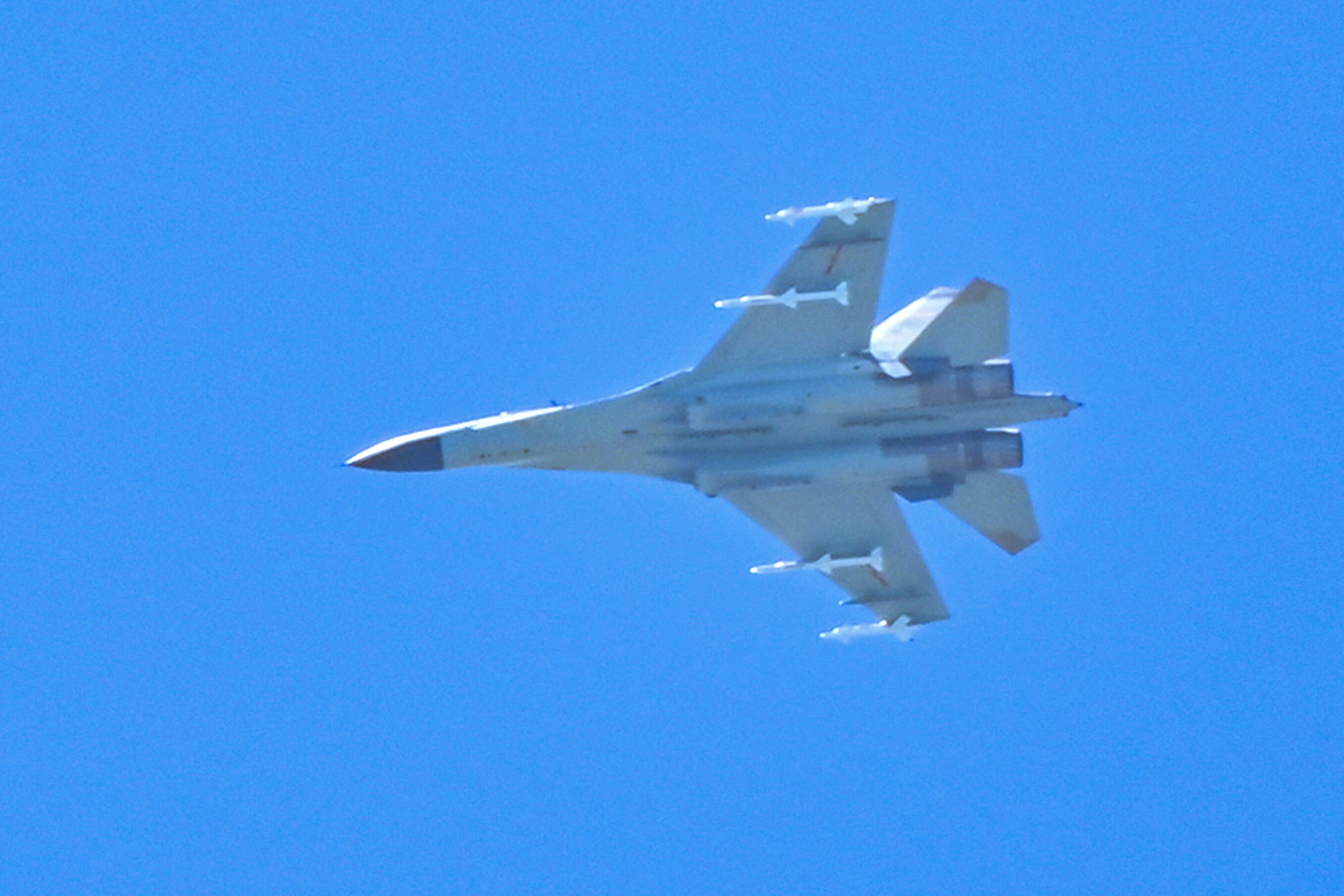 Jet de las fuerzas militares de China. Foto: HECTOR RETAMAL/AFP via Getty Images