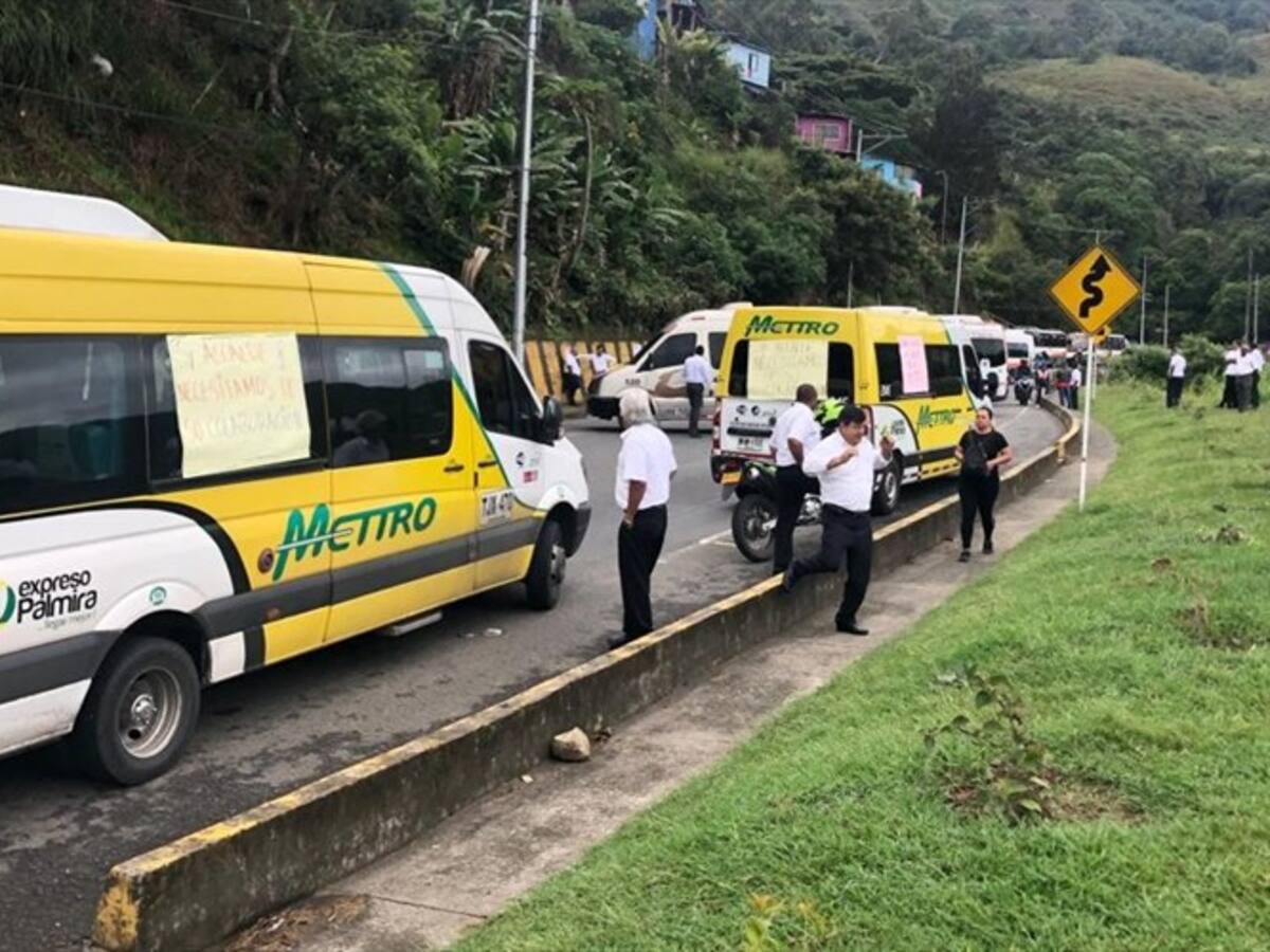 Por aumento de transporte ‘pirata’, conductores de buses bloquean vía Cali – Buenaventura