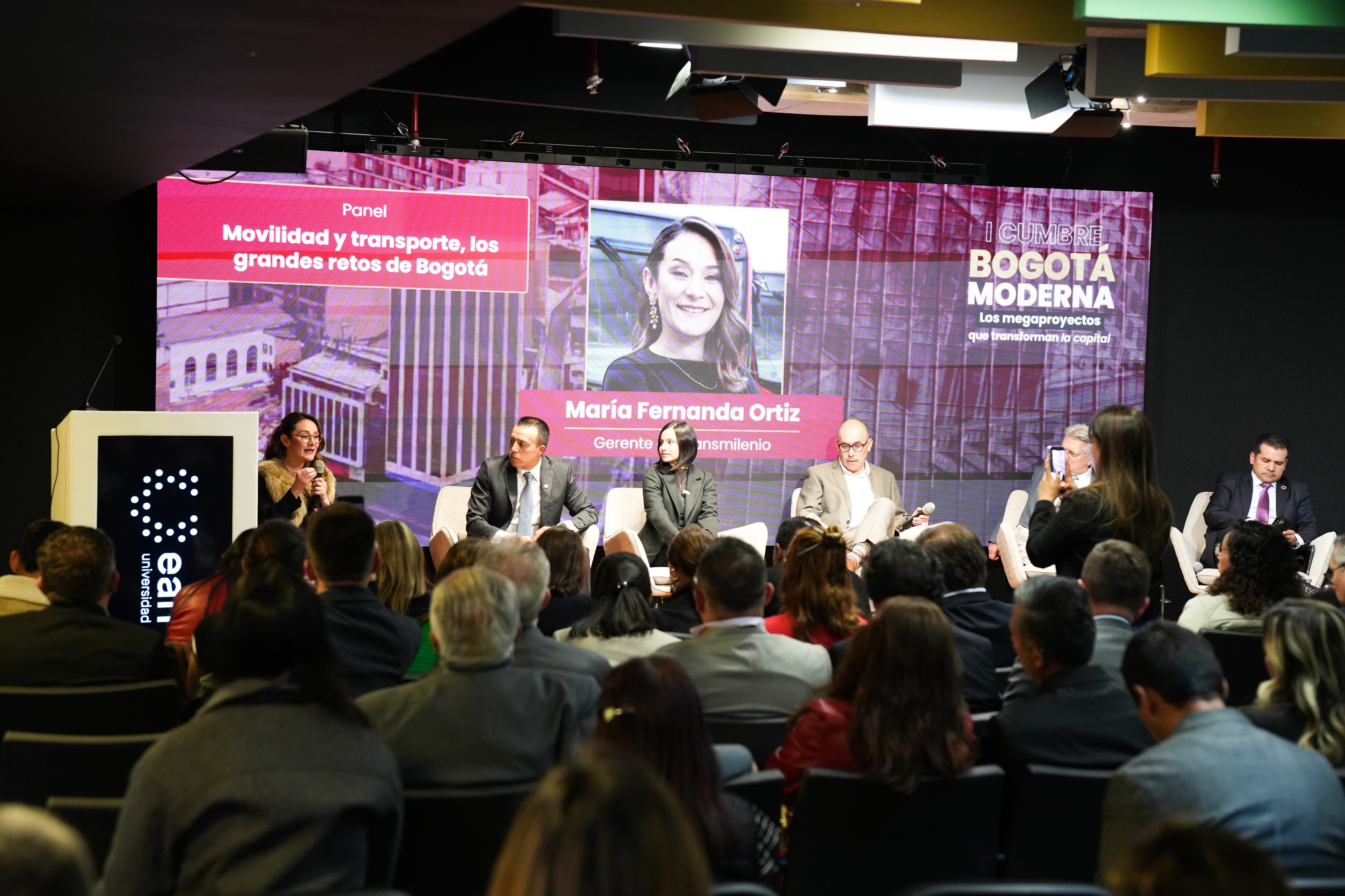 María Fernanda Ortiz, gerente de Transmilenio; Orlando Molano, director del Instituto de Desarrollo Urbano (IDU); Claudia Díaz, Secretaria de Movilidad de Bogotá; Alfonso Ospina, director servicio informativo de Caracol Radio; Leónidas Narváez, gerente de la Empresa Metro de Bogotá y Orlando Santiago Cely, gerente de la Empresa Férrea Regional en el panel: Movilidad y transporte, los grandes retos de Bogotá. | Foto: W Radio Colombia