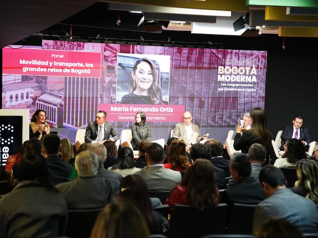 María Fernanda Ortiz, gerente de Transmilenio; Orlando Molano, director del Instituto de Desarrollo Urbano (IDU); Claudia Díaz, Secretaria de Movilidad de Bogotá; Alfonso Ospina, director servicio informativo de Caracol Radio; Leónidas Narváez, gerente de la Empresa Metro de Bogotá y Orlando Santiago Cely, gerente de la Empresa Férrea Regional en el panel: Movilidad y transporte, los grandes retos de Bogotá. | Foto: W Radio Colombia