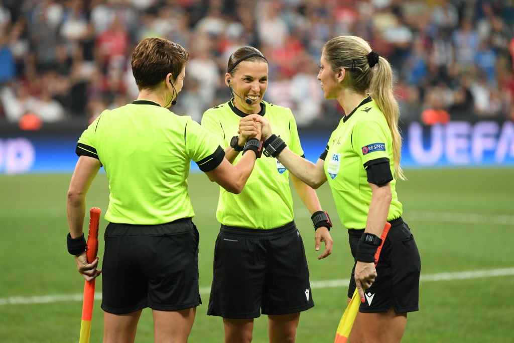 Arbitra Stephanie Frappart y asistentes para el partido por la Super Copa de la UEFA entre Liverpool and Chelsea. (Photo by Michael Regan/Getty Images)