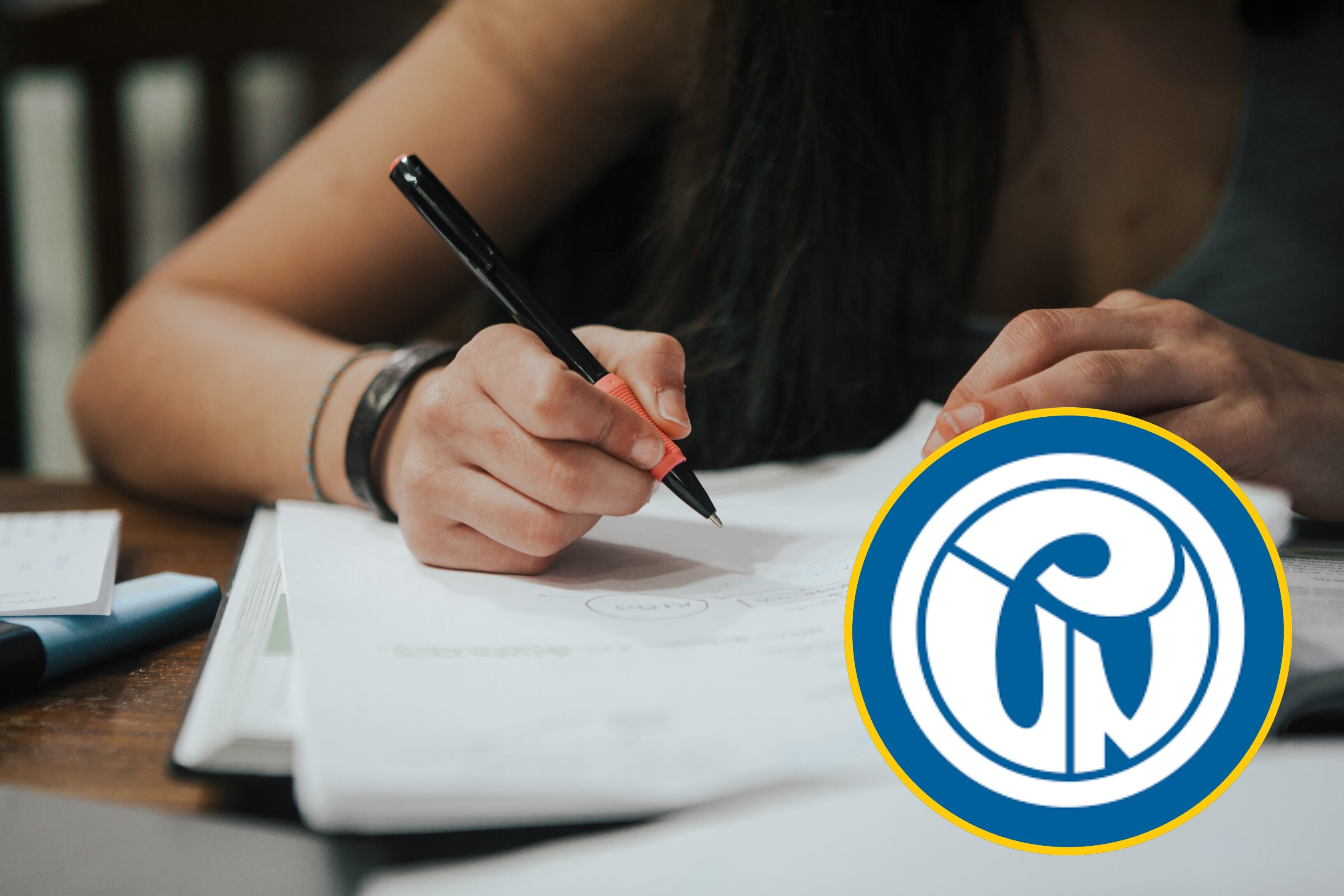 Foto: Carol Yepes / Getty Images - Logo Universidad Pedagógica Nacional