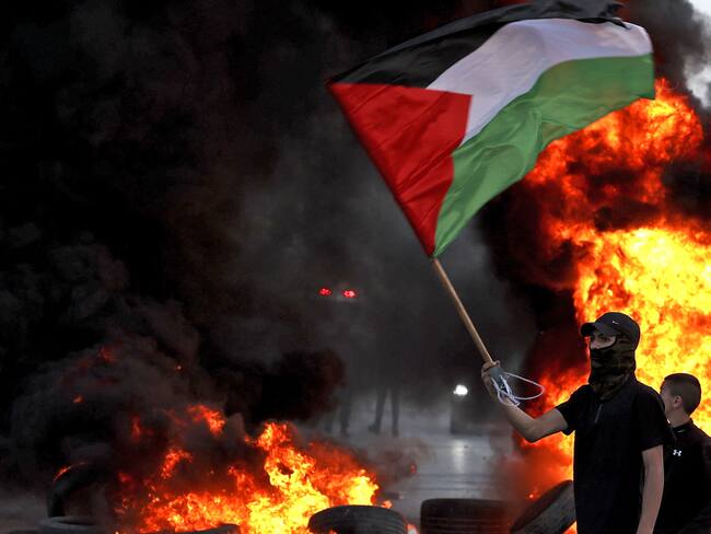 Imagen de referencia de las protestas en medio del conflicto palestino-israelí. (Photo by ABBAS MOMANI / AFP) (Photo by ABBAS MOMANI/AFP via Getty Images)