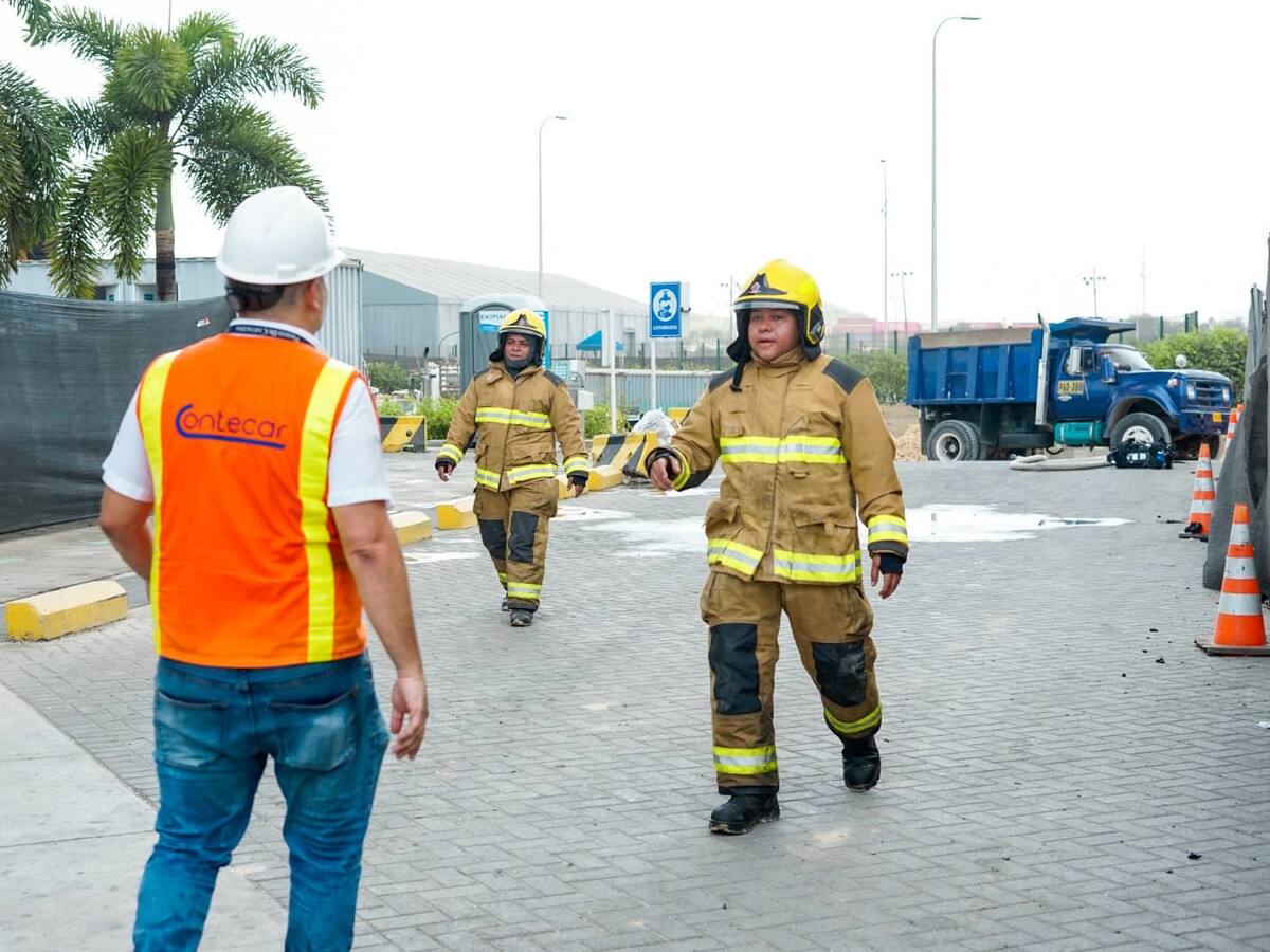 Se reanudan operaciones marítimas y terrestres tras incendio en Contecar