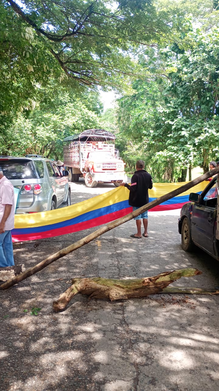 Bloqueo en Las Mojana sucreña. Foto: cortesía (suministrada a La W).
