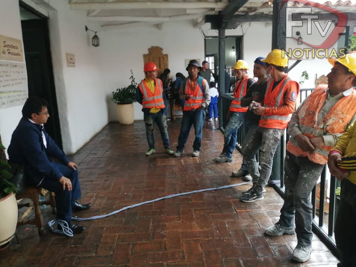 Contratista se encadena en la Alcaldía de Villa de Leyva