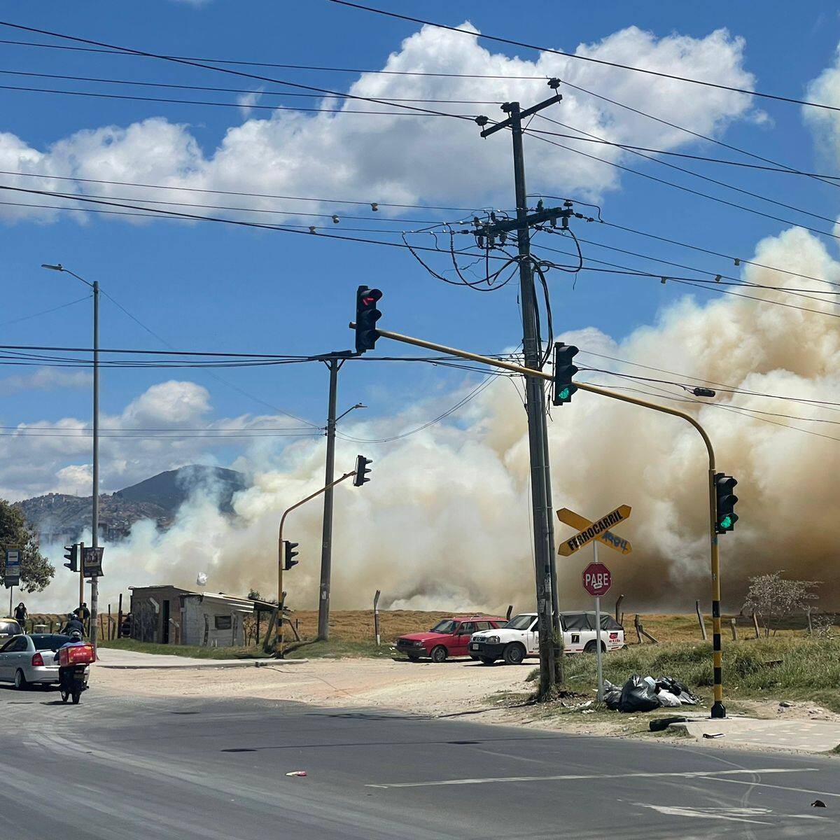 Bomberos buscan controlar incendio al suroccidente de Bogotá