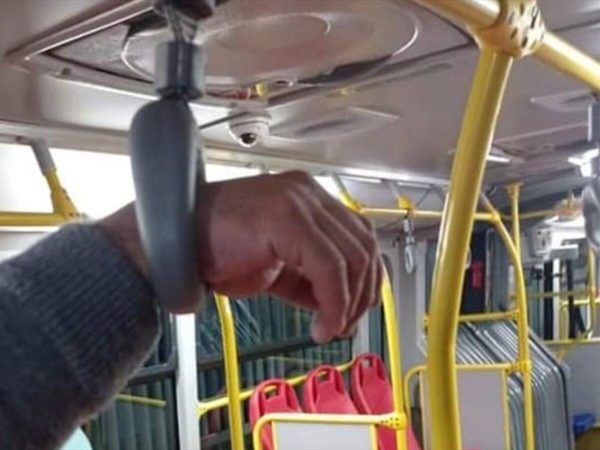 Fotos: sujeto quedó con la mano atrapada en una manija de Transmilenio