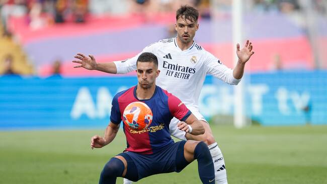 BARCELONA, 11/05/2025.-El delantero del Barcelona Ferrán Torres y el defensa del Real Madrid Raúl Asencio, durante el partido de la jornada 35 de LaLiga EA Sports entre el Barcelona y el Real Madrid, este domingo en el Estadi Olímpic Lluís Companys.-EFE/ Alberto Estevez