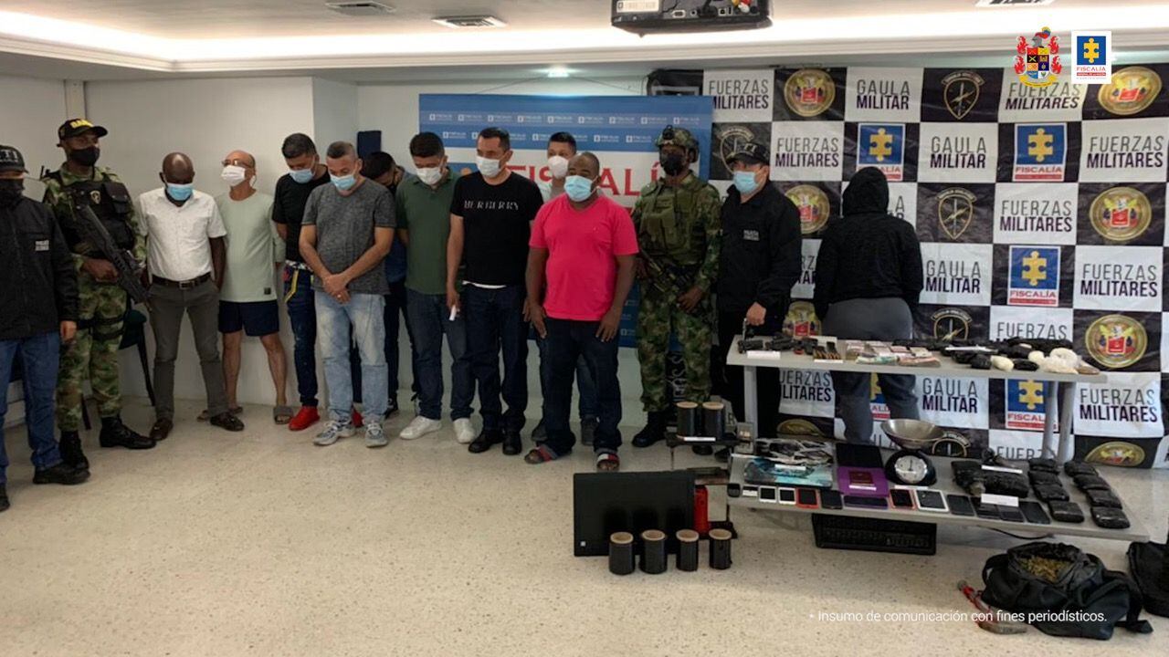 Los implicados fueron capturados y judicializados por presuntamente realizar de manera irregular trámites para permisos, autorizar las medidas de prisión domiciliaria y reducir los tiempos de condenas. Foto: Fiscalía.