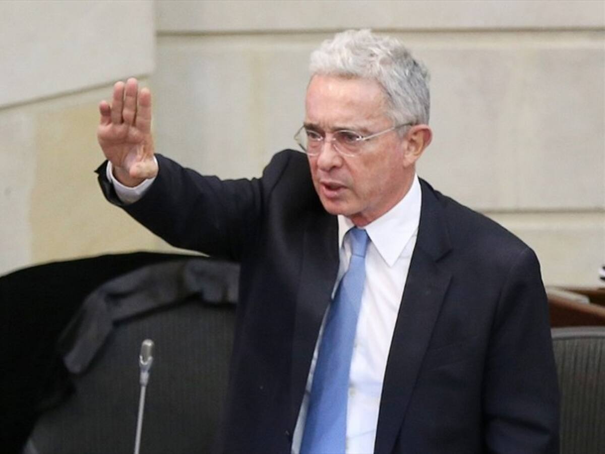 “Deben pagarla los más pudientes”: los cambios de Uribe a la reforma tributaria