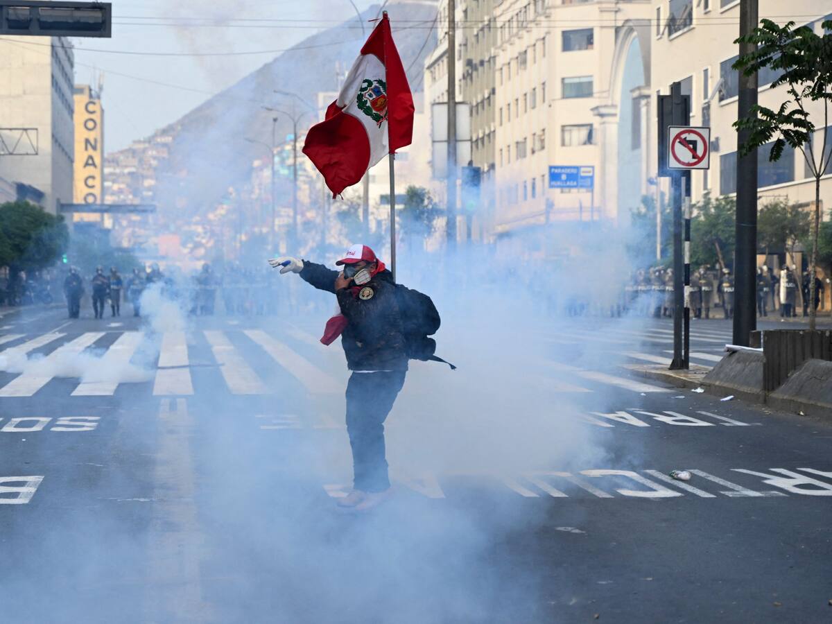 Presidenta de Perú evalúa declarar el estado de emergencia en todo el país
