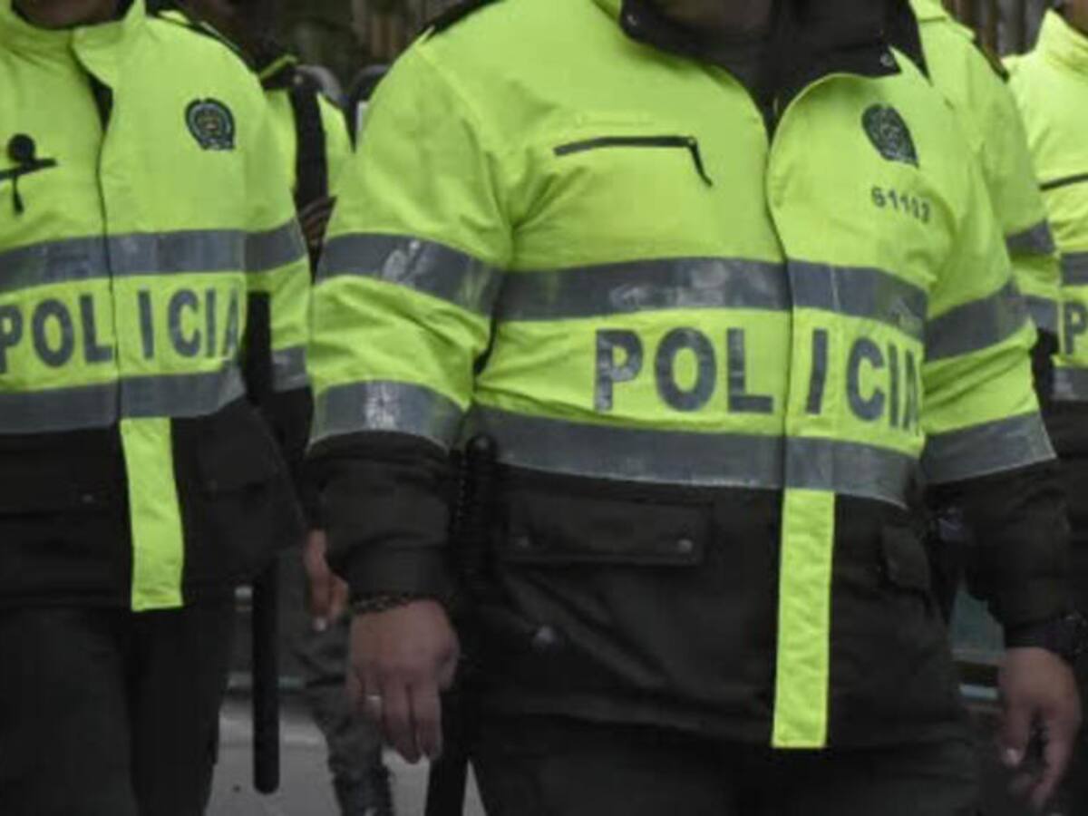 Video: ofrecen recompensa para identificar a motociclista que golpeó un policía en Bogotá
