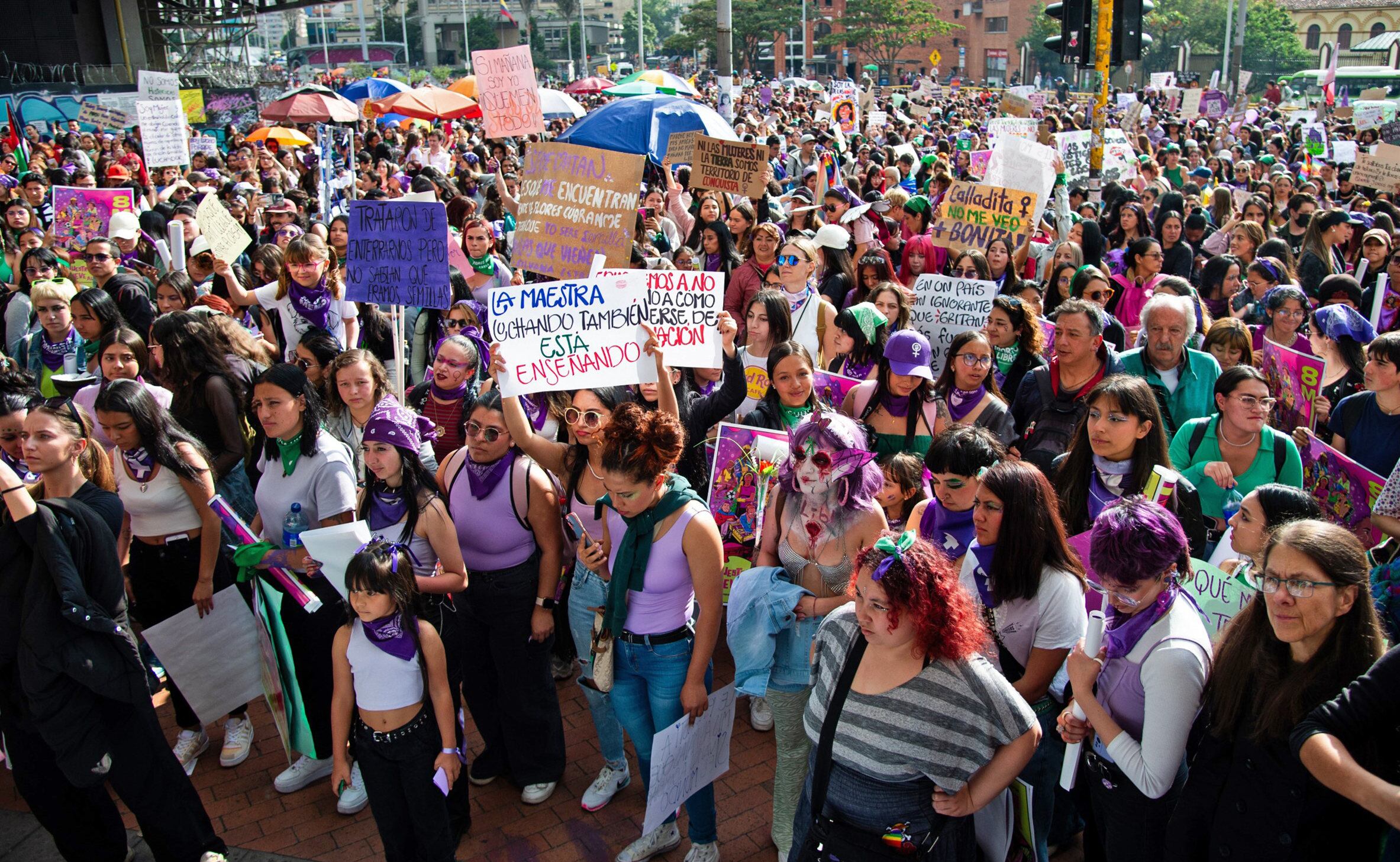Mujeres participan en una manifestación en conmemoración del Día Internacional de la Mujer, este viernes en Bogotá (Colombia). EFE/ María José González