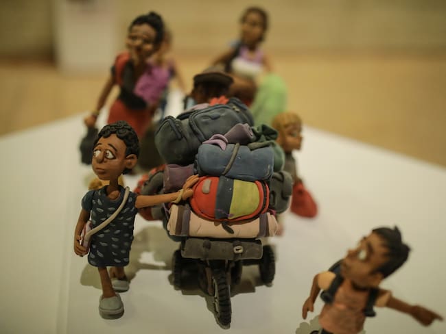 Primer plano de la exposición «Refugiados y migrantes en América», del artista plástico y realizador de videos de animación colombiano Edgar Álvarez, en Bogotá, Colombia, el 9 de agosto de 2023. Juancho Torres / Getty Images