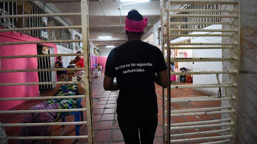 Tras practicar 1.100 encuestas en cárceles del país, el 85% de mujeres eran madres al momento de su encarcelamiento y el 54% de ellas sostenían hogares con hijos menores de edad. Foto: Getty Images