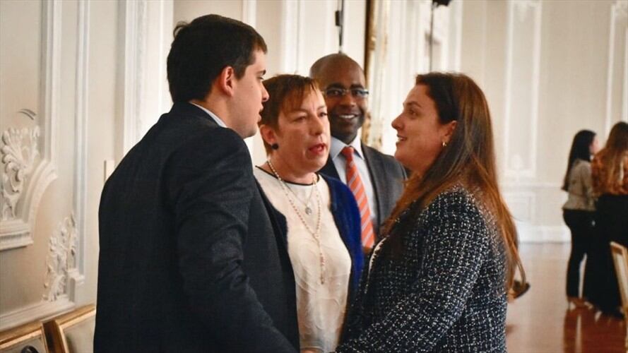 La funcionaria fue vista en una reunión entre alcaldes y la Alta Consejera para las Regiones, Karen Abudinen. Foto: @karenabudi