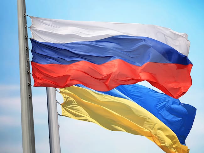 Flag of Russia and Ukraine against the background of the blue sky. Photo: Getty Images.