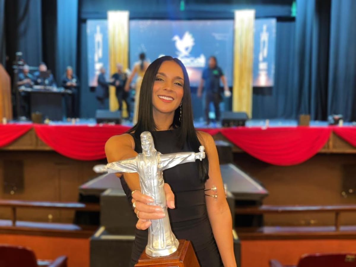 Érika Rebolledo, periodista W Radio, fue reconocida como Locutora del Año por Premios Cristo Rey