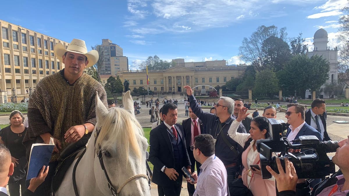 Senador del Centro Democrático llevó a su caballo al Congreso por ser ‘pet-friendly’