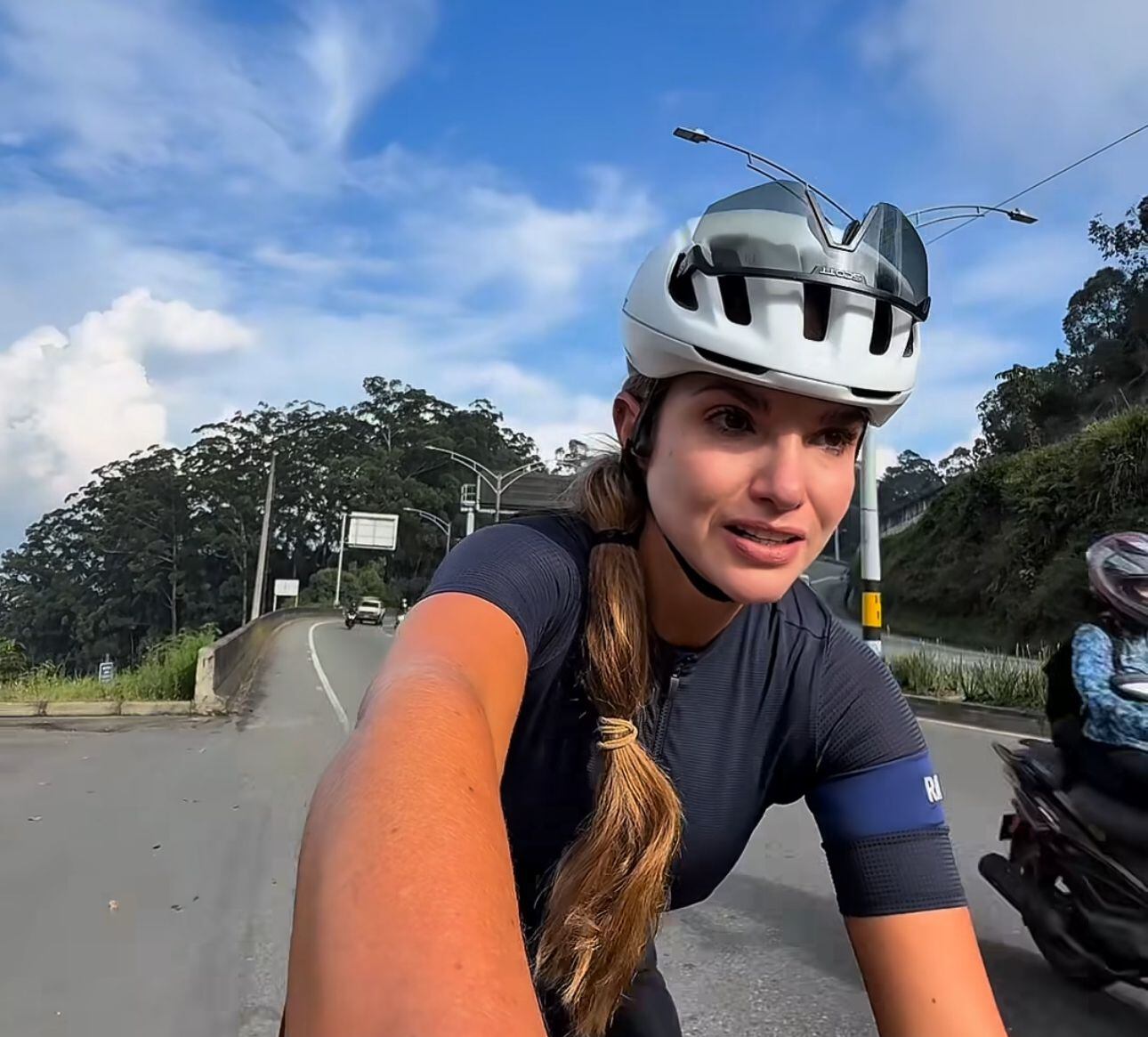 Autoridades buscan al hombre que acosó a ciclista en la vía Las Palmas, Medellín. Foto: @daisy013