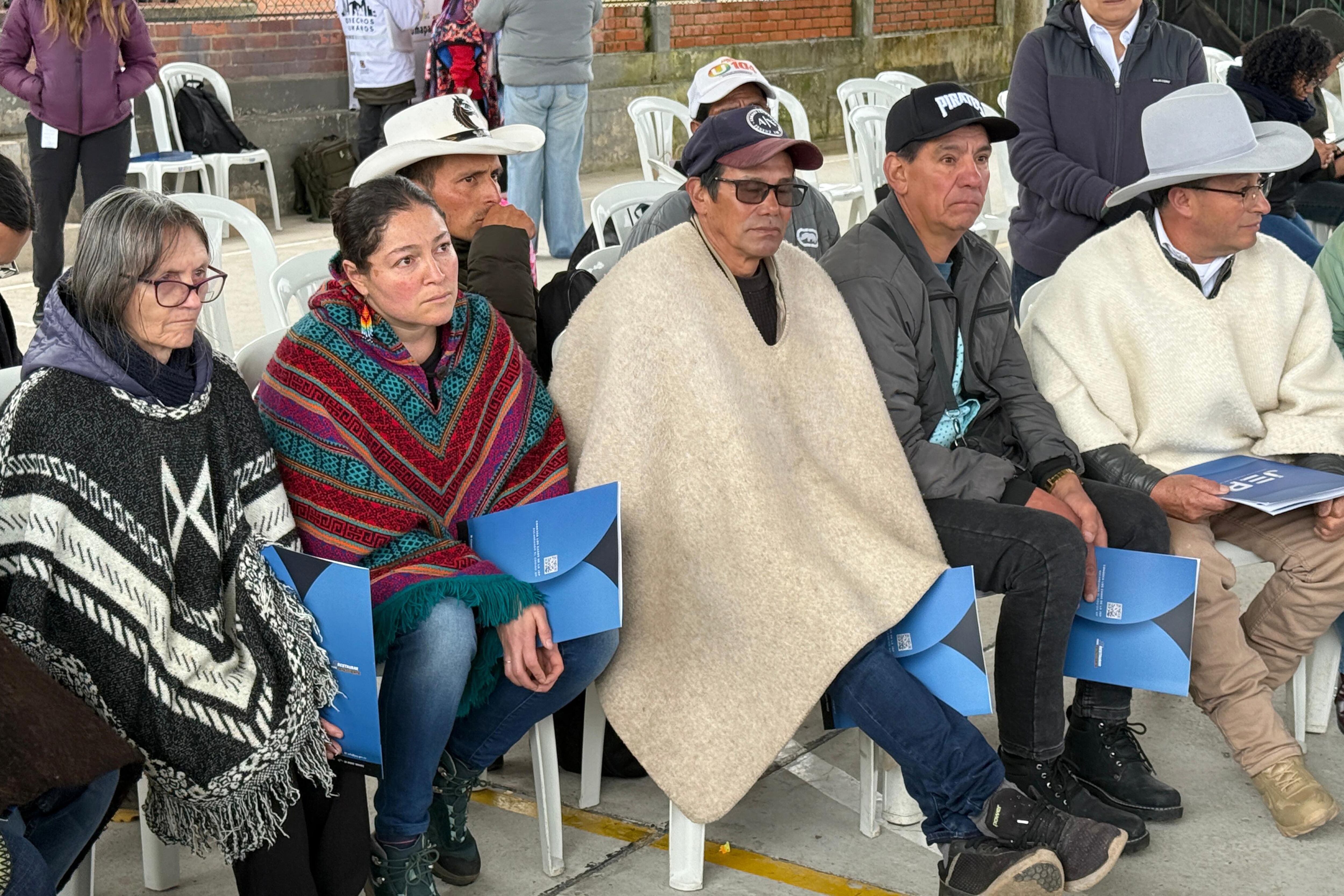 Víctimas del conflicto colombiano dialogan con la Jurisdicción Especial para la Paz (JEP) sobre la importancia de haber sido acreditadas como víctimas del Estado y de las antiguas FARC este domingo, en una jornada de notificación colectiva organizada por la JEP en San Juan de Sumapaz (Colombia). Foto: EFE/ Jorge Gil