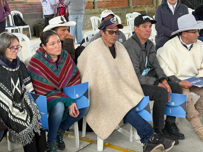 Víctimas del conflicto colombiano dialogan con la Jurisdicción Especial para la Paz (JEP) sobre la importancia de haber sido acreditadas como víctimas del Estado y de las antiguas FARC este domingo, en una jornada de notificación colectiva organizada por la JEP en San Juan de Sumapaz (Colombia). Foto: EFE/ Jorge Gil