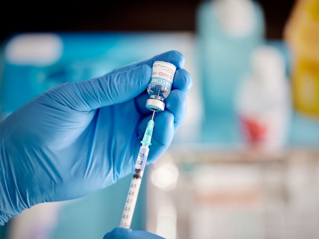 Reino Unido es el primer país en aprobar una vacuna bivalente contra COVID-19
