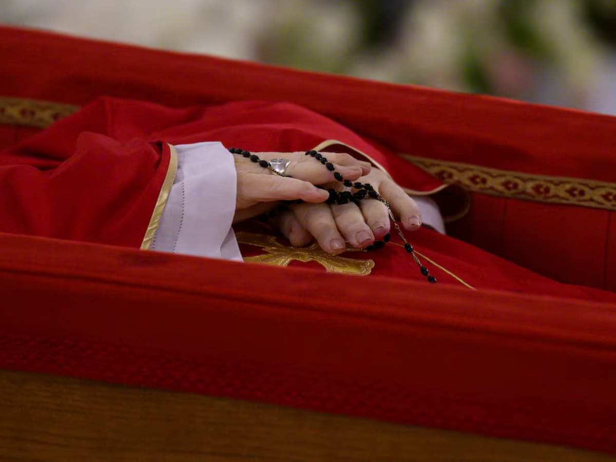 Vaticano publicó primeras imágenes del papa Francisco en un féretro abierto