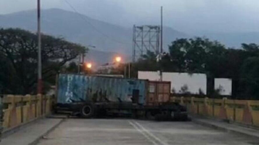 Un nuevo contenedor fue instalado en el puente internacional Simón Bolívar, que comunica a Cúcuta con San Antonio del Táchira, durante este miércoles 27 de febrero. Foto: Claudia Páez (cortesía)