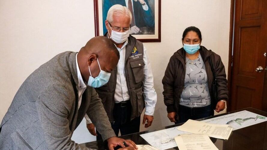 El gobernador del Cauca, Elías Larrahondo, y el alcalde de Popayán, Juan Carlos López, firmaron el acuerdo con los líderes de la protesta . Foto: Alcaldía de Popayán