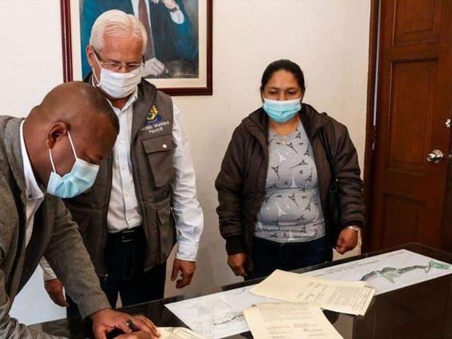 El gobernador del Cauca, Elías Larrahondo, y el alcalde de Popayán, Juan Carlos López, firmaron el acuerdo con los líderes de la protesta . Foto: Alcaldía de Popayán