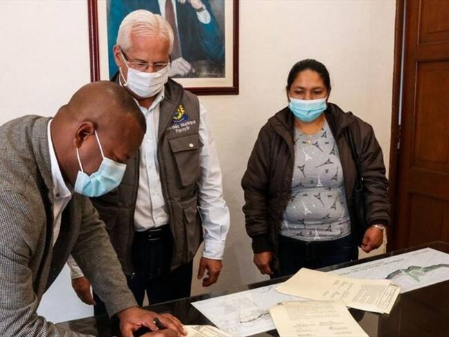 El gobernador del Cauca, Elías Larrahondo, y el alcalde de Popayán, Juan Carlos López, firmaron el acuerdo con los líderes de la protesta . Foto: Alcaldía de Popayán